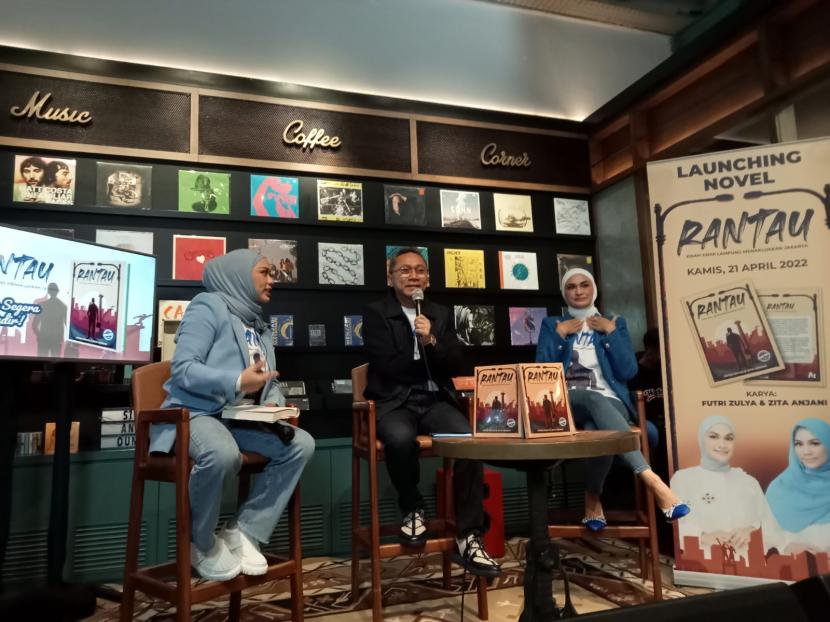 Peluncuran novel Rantau, karya Futri Zulya dan Zita Anjani, yang mengisahkan perjuangan ayah mereka Zulkifli Hasan saat merantau dari Lampung Selatan ke Jakarta.
