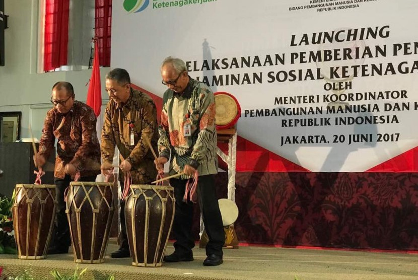 Peluncuran penghargaan Paritrana oleh Sekretaris Kemenko PMK, Satya Sananugraha dan Direktur Utama BPJS Ketenagakerjaan, Agus Susanto,  Selasa (20/6).