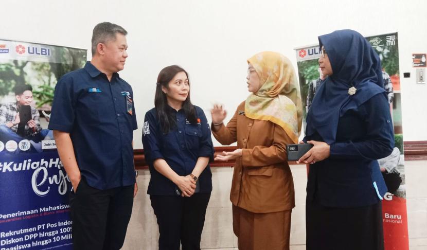 Peluncuran program beasiswa ikatan dinas Pos Indonesia dilakukan di Kantor Pusat Pos Indonesia, Jalan Banda, Kota Bandung, belum lama ini.