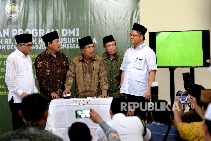 Peluncuran Program DMI. Wakil Presiden Jusuf Kalla (tengah) bersama jajaran pengurus pusat DMI secara simbolis meluncurkan progam Dewan Masjid Indoensia (DMI) di Masjid Istiqlal, Jakarta, Sabtu (28/5).