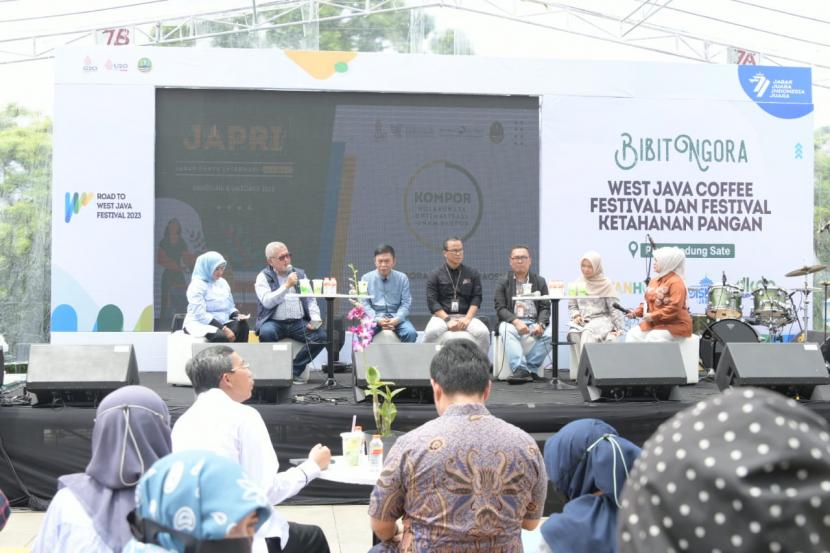 Peluncuran program Kolaborasi Optimalisasi UMKM Ekspor (Kompor) yang diluncurkan dalam sesi Jabar Punya Informasi (Japri) pada rangkaian acara Road to West Java Festival 2023 di Gedung Sate, Kota Bandung, Sabtu (8/10/2022).