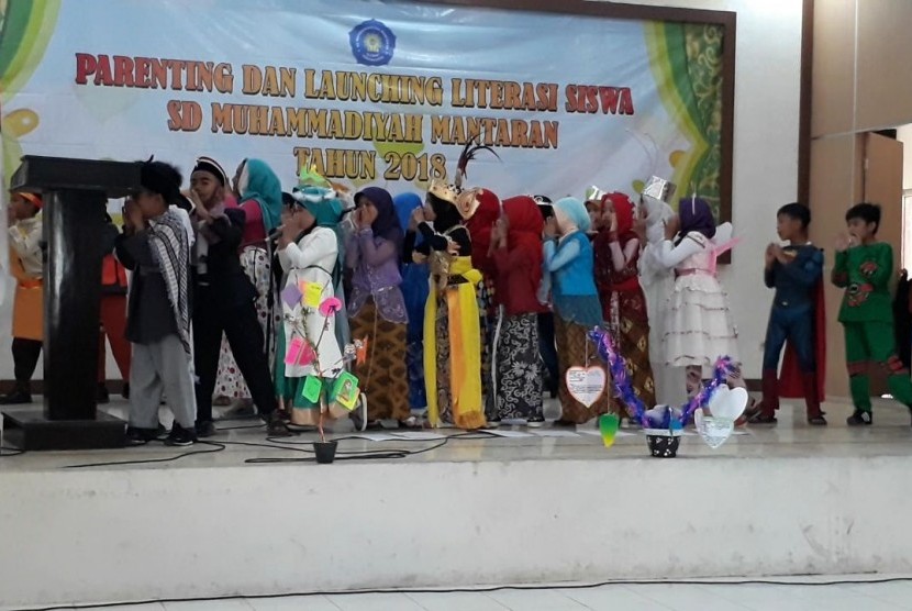 Peluncuran program literasi sekolah SD Muhammadiyah Mantaran di Balai Desa Pandowoharjo, Sleman, DIY, Sabtu (17/2).