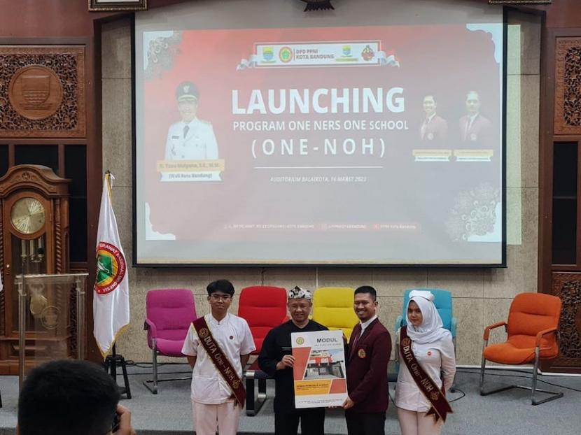 Peluncuran program One Nurse/Ners-One School (One-Noh) di Balai Kota Bandung, Kamis (16/3/2023), kolaborasi Pemerintah Kota (Pemkot) Bandung dan DPD Persatuan Perawat Nasional Indonesia (PPNI) Kota Bandung. 