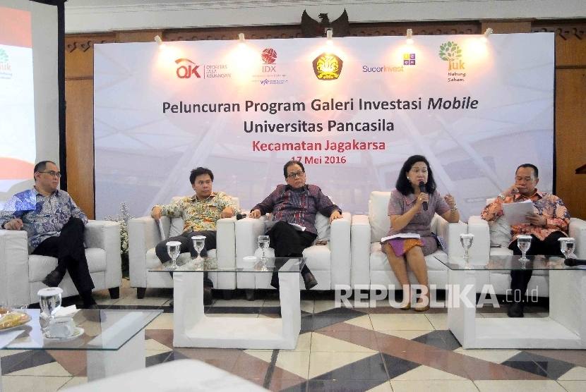 Peluncuran Program pilot project Galeri investasi Mobile di Kantor Kecamatan Jagakarsa, Jakarta pada 17 Mei 2016. (Republika/Agung Supriyanto)