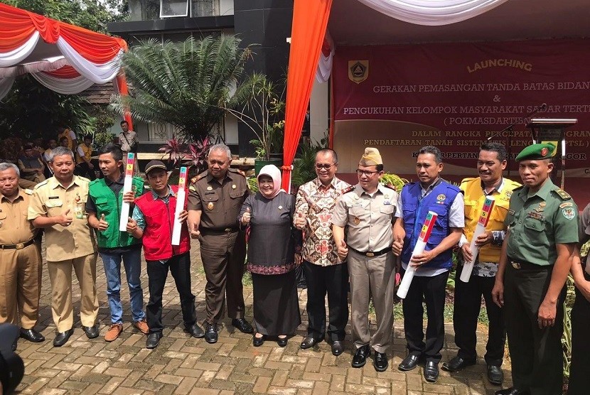 Peluncuran Program  PTSL 2018 dan Kelompok Masyarakat Sadar Tertib Pertanahan di Ciseeng, Kab Bogor, Selasa (30/1).