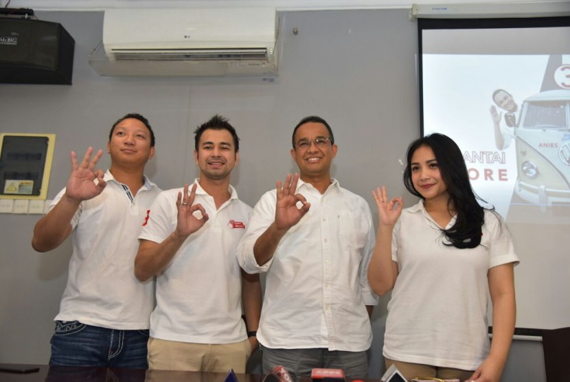 Peluncuran program Santai Sore Anies-Sandiaga di Waroeng Sunda, Kebon Jeruk, Jakbar, Senin (30/1) yang dipandu artis Raffi Ahmad dan istrinya, Nagita Slavina.