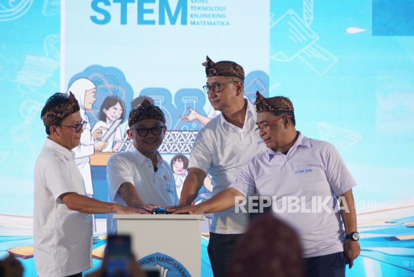 Peluncuran program STEM School sekaligus perilisan Panduan Buku Hasil Kurasi Pembelajaran STEM 2025, yang berlangsung di Kampus SMP dan SMA Unggulan Darul Hikam, Selasa (23/9/2025).