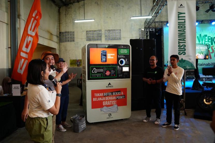 Peluncuran reverse vending machine di gerai Eiger Bogor, Jawa Barat, Sabtu (24/12/2022).