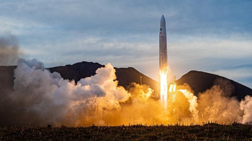 Peluncuran roket 3.1 milik Astra. Astra, sebuah perusahaan rintisan yang membuat roket kecil, akan melakukan penawaran saham perdana ke publik (go public).