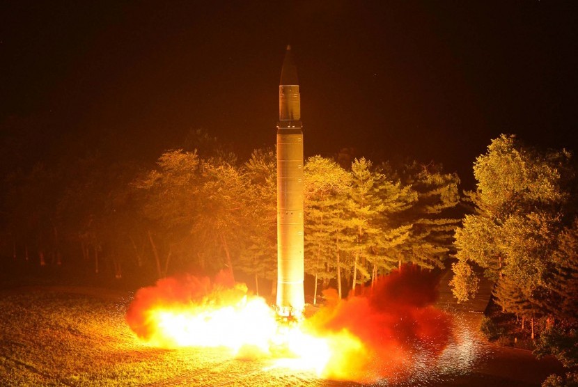 Peluncuran rudal balistik antarbenua Hwasong-14 di lokasi yang tidak diketahui di Korea Utara.