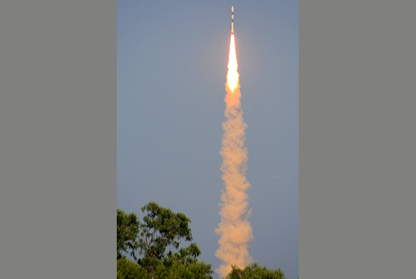 Peluncuran satelit dari Kota Sriharikota, India.