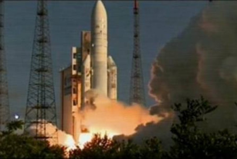 Peluncuran satelit pertahanan India pertama, GSAT-7 dengan roket Eropa, Ariane 5, di Pelabuhan Kourou, Guiana Prancis, Jumat (30/8).