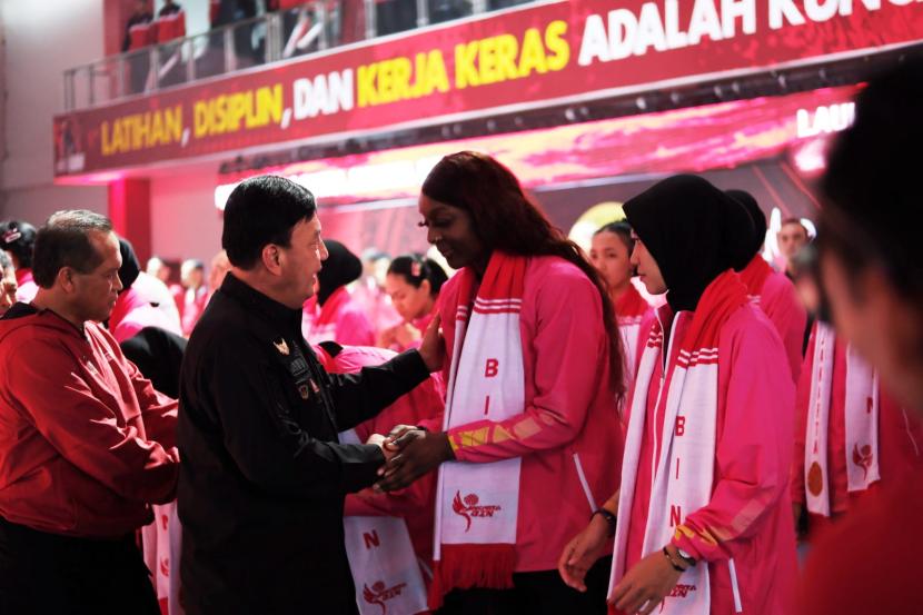 Peluncuran tim voli putri Jakarta BIN dan tim voli putra Jakarta STIN BIN di Gedung Gelora Olahraga BIN, Jakarta, Ahad (21/4/2024).