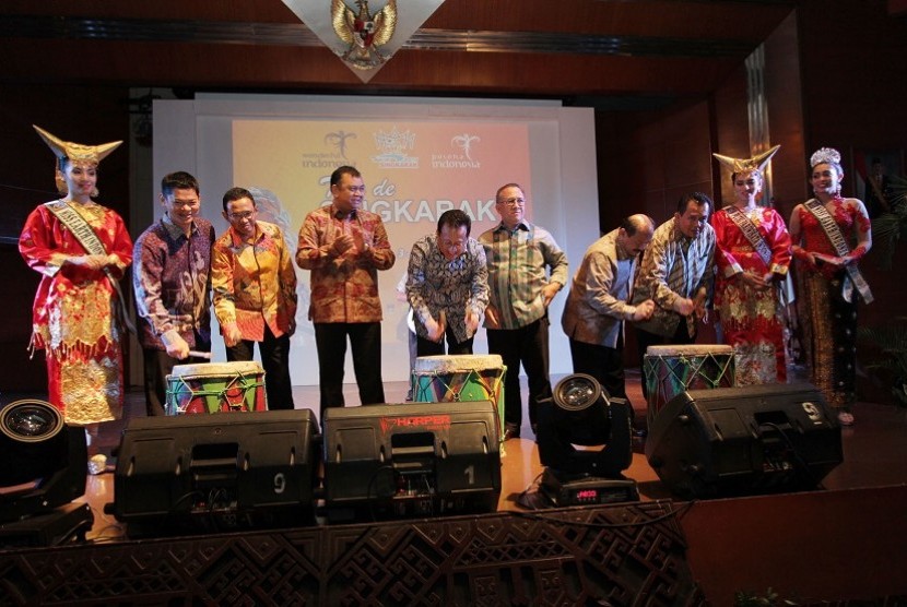 Peluncuran Tour de Singkarak 2015. Hadir dalam acara itu Chariman TdS Sapta Nirwandar, Ketua DPD Irman Gusman, Asisten Deputi Pengembangan Segmen Pasar Personal Kemenpar Raseno Arya, Ketum PB ISSI Raja Sapta Oktohari dan sejumlah Bupati/Wali Kota di Sumate