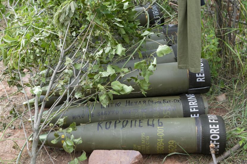 Peluru howitzer M777 yang dipasok AS tergeletak di tanah untuk ditembakkan ke posisi Rusia di wilayah Donbas timur Ukraina 18 Juni 2022. AS dilaporkan tengah mempertimbangkan proposal untuk mengirimkan senjata tempur canggih untuk Ukraina. 