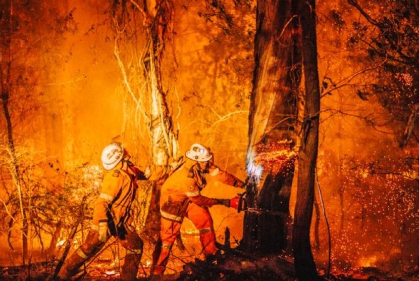 Pemadam kebakaran di pedesaan Australia harus bekerja begitu dekat dengan api. Masih ada yang menyangkal bahwa kebakaran hutan Australia dipengaruhi perubahan iklim. Ilustrasi.