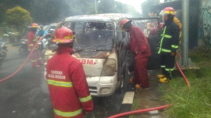 Pemadam Kebakaran Kabupaten Bogor memadamkan api pada mobil ambulans yang terbakar di sisi Jalan Raya Bogor-Jakarta, Kelurahan Pakansari, Kecamatan Cibinong, Kabupaten Bogor, Sabtu (13/2). 