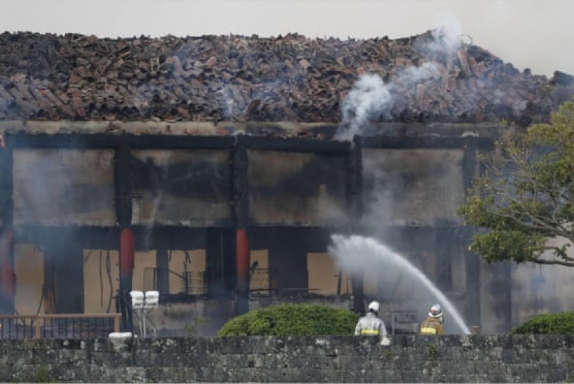 Pemadam kebakaran memadamkan api di aula utara Kastil Shuri di Naha, Okinawa, Jepang, Kamis (31/10). Kastil tersebut merupakan Situs Warisan UNESCO.