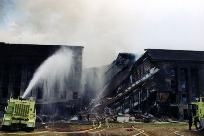 Pemadam kebakaran memadamkan api di gedung Pentagon yang ditabrak pesawat pada 11 September 2001.