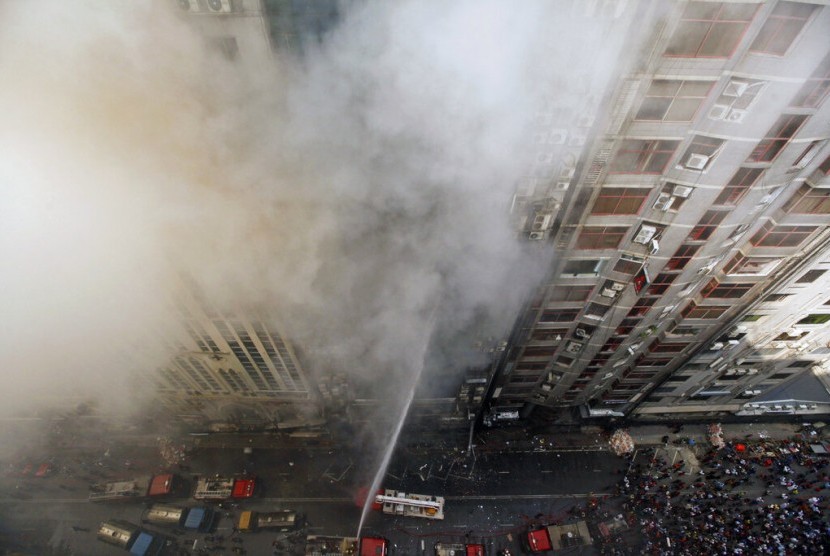 Pemadam kebakaran memadamkan api di gedung perkantoran di Dhaka, Bangladesh, Kamis (28/3).  