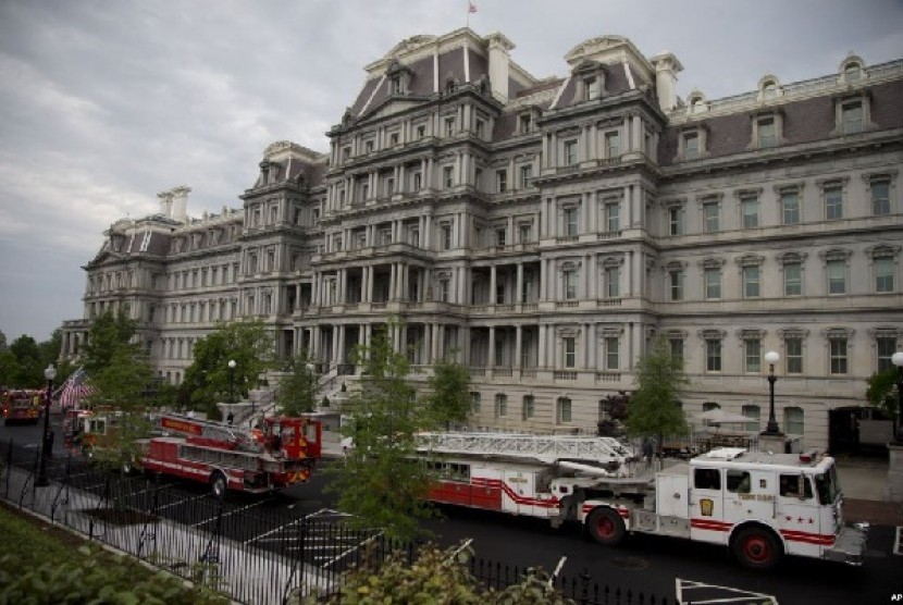 Pemadam kebakaran parkir antara gedung The Eisenhower Executive Office Building dan Sayap Barat Gedung Putih setelah ada panggilan kebakaran (11/5)