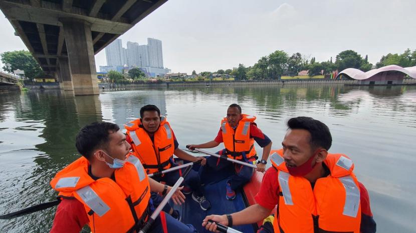 Pemadam Kebakaran Sektor Tambora gelar pelatihan keterampilan anggota dalam mengevakuasi korban tenggelam maupun korban banjir, Rabu (2/9).