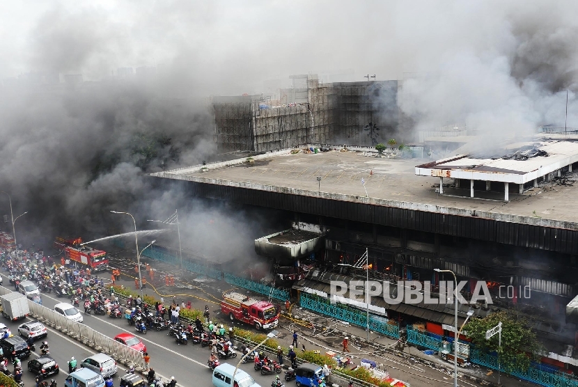 Pemadam kebakaran terus berusaha menjinakkan si jago merah yang membakar pusat perbelanjaan proyek Senen Jakarta, Kamis (19/1). 