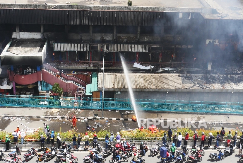 Pemadam kebakaran terus berusaha menjinakkan si jago merah yang membakar pusat perbelanjaan proyek Senen Jakarta, Kamis (19/1). 