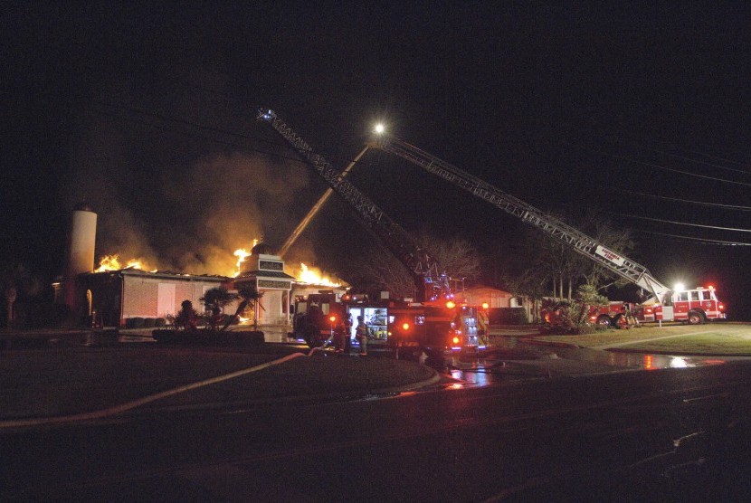 Pemadam kebakaran Victoria, Texas, memadamkan masjid yang terbakar, Jumat (28/1).
