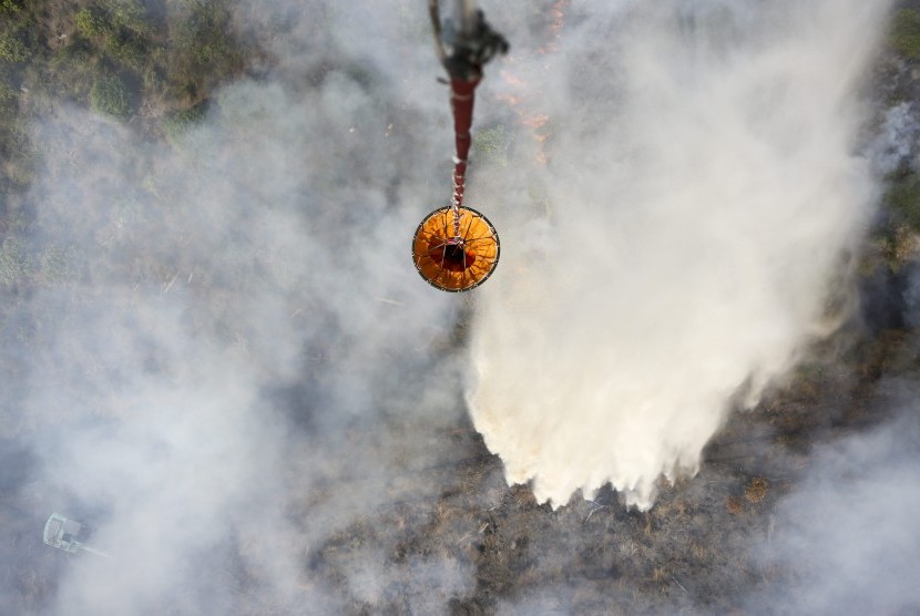 Pemadaman kebakaran lahan dari udara dengan 'water bombing' (ilustrasi)