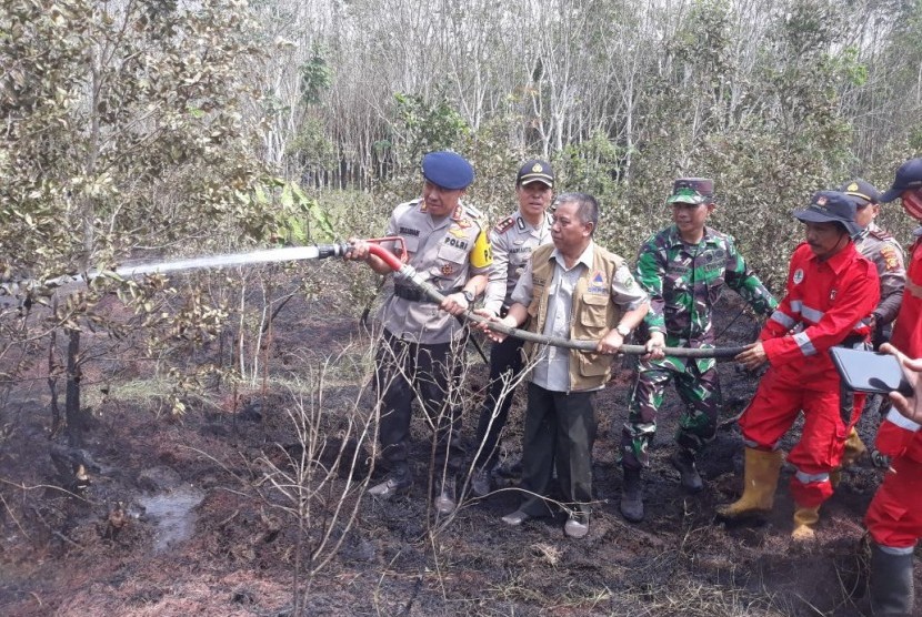 Pemadaman titik api yang muncul di Kabupaten Ogan Komering Ilir (OKI) dilakukan tim terpadu dengan melibatkan Manggala Agni Kementerian Lingkunghan Hidup dan Kehutanan, TNI, Polri, pihak swasta, masyarakat peduli api atau MPA dan aparat desa. Kapolda Sumsel Irjen Pol Zulkarnain bersama Kepala BPPD Sumsel Iriansyah turun langsung ikut memadamkan api. 