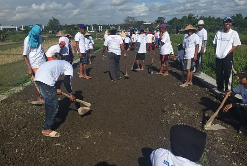 Pemadatan jalan salah satu program CSR yang dilaksanakan BRI Peduli Lingkungan di Kabupaten Klaten, Jawa Tengah, Sabtu (24/3).