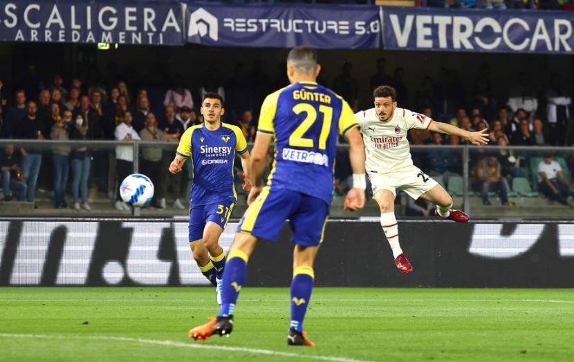 Pemain AC Milan Alessandro Florenzi (kanan) melepaskan tembakan yang berbuah gol saat timnya menghadapi Hellas Verona pada lanjutan Liga Italia Serie A, Senin (9/5/2022).