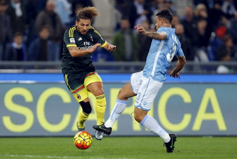 Pemain AC Milan, Alessio Cerci dan Mauricio dari Lazio sedang berebut bola ketika tampil dalam lanjutan Serie A Italia di Stadion Olimpico, Senin (2/11) dini hari WIB