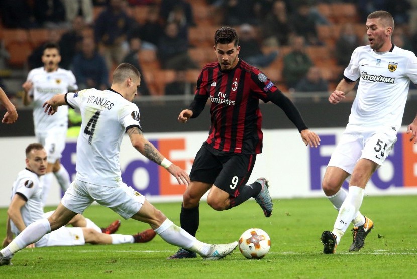 Pemain AC Milan Andre Silva (tengah) dihalangi oleh dua pemain AEK Athen, Ognjen Vranjes (kiri) dan Adam Tzanetopoulos, Jumat (20/10) dini hari WIB. 