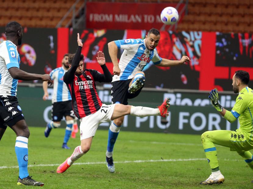 Pemain AC Milan Brahim Diaz berebut bola dengan pemain Napoli Nikola Maksimovic.