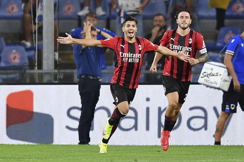 Pemain AC Milan Brahim Diaz, tengah, merayakan setelah mencetak gol ke gawang kiper Sampdoria Emil Audero dalam pertandingan sepak bola Serie A di stadion Luigi Ferraris, di Genoa, Italia, Senin, 23 Agustus 2021. 