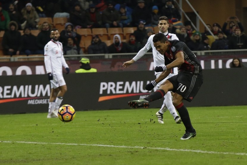 Pemain AC Milan Carlos Bacca mencetak gol saat pertandingan seri A antara Milan dan Cagliari, di Stadium San Siro, Milan, Italia, Senin (9/1).