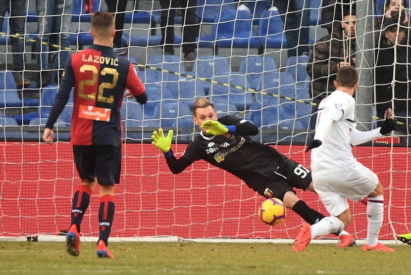 Pemain AC Milan Fabio Borini (kanan) saat menjebol gawang Genoa. 