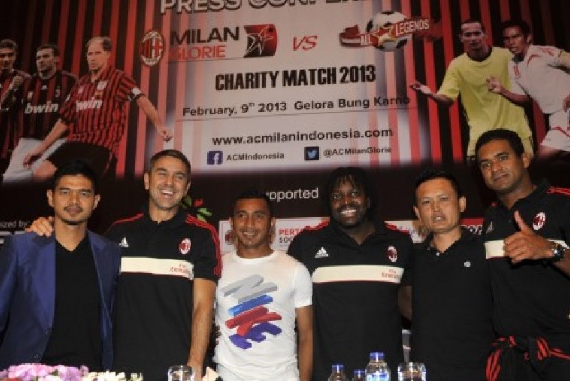 Pemain AC Milan Glorie Alessandro Costacurta (kedua kiri), Serginho (kanan) dan Ibrahim Ba (ketiga kanan) berfoto bersama pemain Indonesia All Star Bambang Pamungkas (kiri), Firman Utina (ketiga kiri) dan Yeyen Tumena (kedua kanan) usai konferensi pers di 