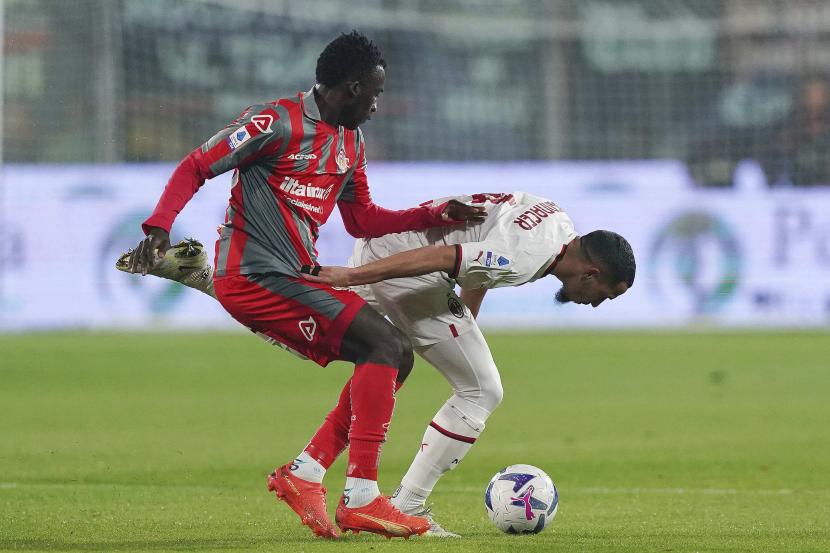 Pemain AC Milan Ismael Bennacer, kanan, dan pemain Cremonese Felix Afena-Gyan memperebutkan bola dalam pertandingan sepak bola Serie A antara Cremonese dan AC Milan di Zini Stadium, Cremona, Italia, Rabu (9/11/2022)