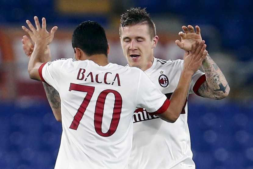 Pemain AC Milan Juraj Kucka (kanan) merayakan gol melawan AS Roma bersama dengan Carlos Bacca 