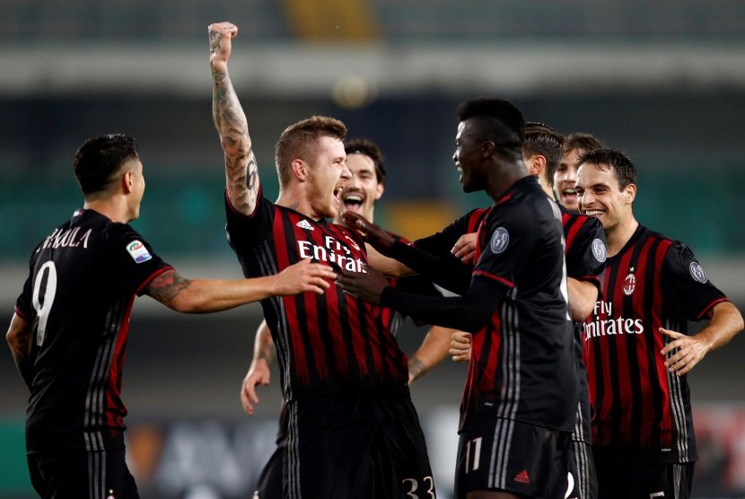 Pemain AC Milan Juraj Kucka merayakan golnya ke gawang Chievo, Senin (17/10).