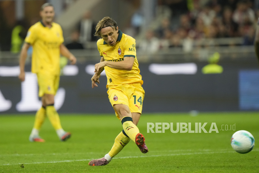 Pemain AC Milan, Luka Modric, merayakan gol pembuka timnya dalam pertandingan Serie A antara AC Milan dan Bologna di Stadion San Siro, Milan, Senin (15/9/2025) dini hari WIB.