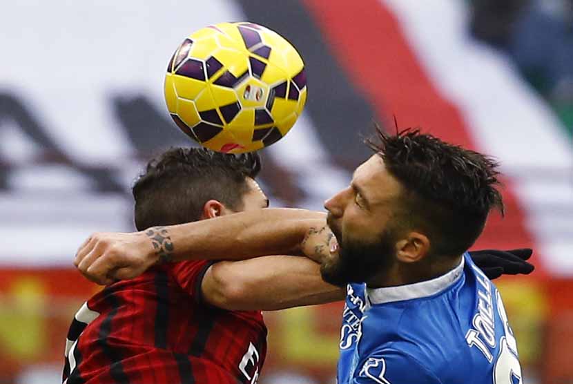 Pemain AC Milan, Mattia Destro (kiri), terlibat duel udara dengan pemain Empoli, Lorenzo Tonelli, dalam laga Serie A Italia di San Siro, Milan, Ahad (15/2). 