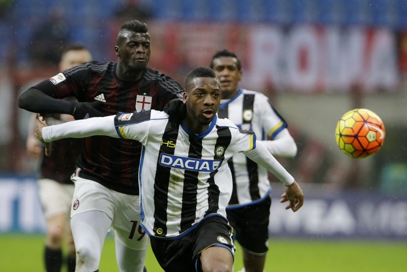 Pemain AC Milan, Mbaye Niang (kiri), berebut bola dengan pemain Udinese, Wague Molla, dalam laga Serie A Italia di San Siro, Milan, Ahad (7/2). 