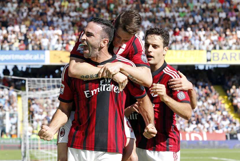 Pemain AC Milan melakukan selebrasi gol.