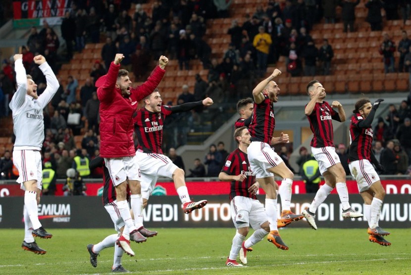 Pemain AC Milan merayakan kemenangan 1-0 atas Sampdoria di depan tribun yang berisi para pendukung di Curva Sud, Stadion San Siro, Senin (19/2) dini hari WIB. 