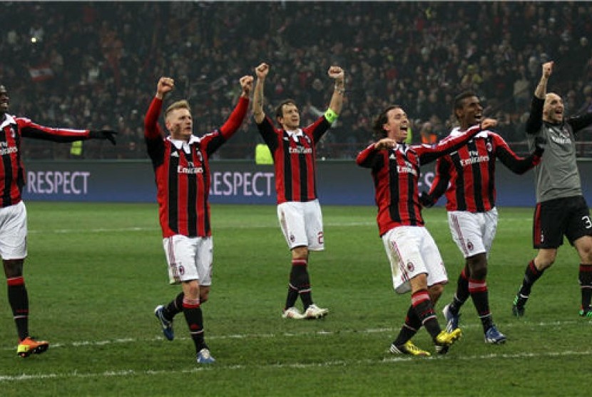 Pemain AC Milan merayakan kemenangan 2-0 atas Barcelona di leg pertama babak 16 besar Liga Champions di San Siro, Milan, Rabu (20/2). 