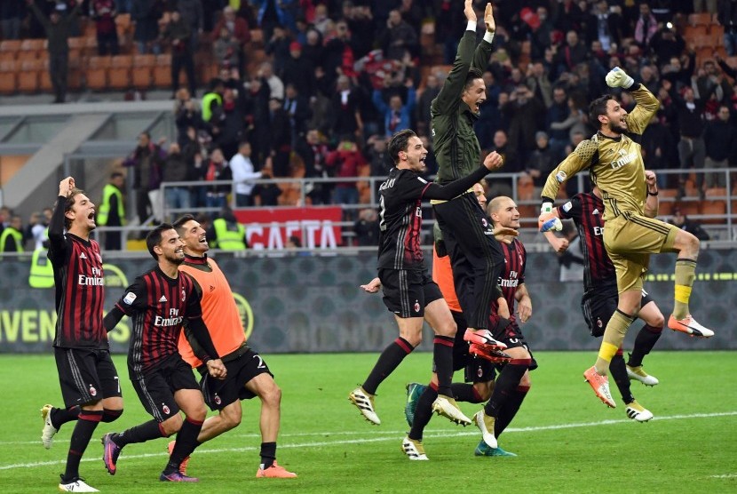 Pemain AC Milan merayakan kemenangan atas Juventus pada laga Serie A di stadion San Siro, Ahad (23/10) dini hari WIB. Milan menang tipis 1-0.